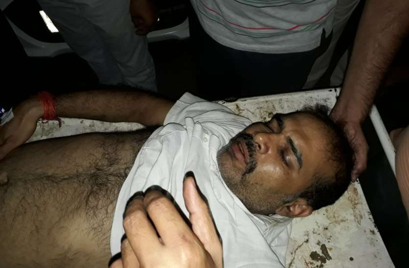 Firing at two liquor stores in a single day robbery Four wounded एक ही दिन में दो शराब दुकानों पर फायरिंग, लूट, चार घायल