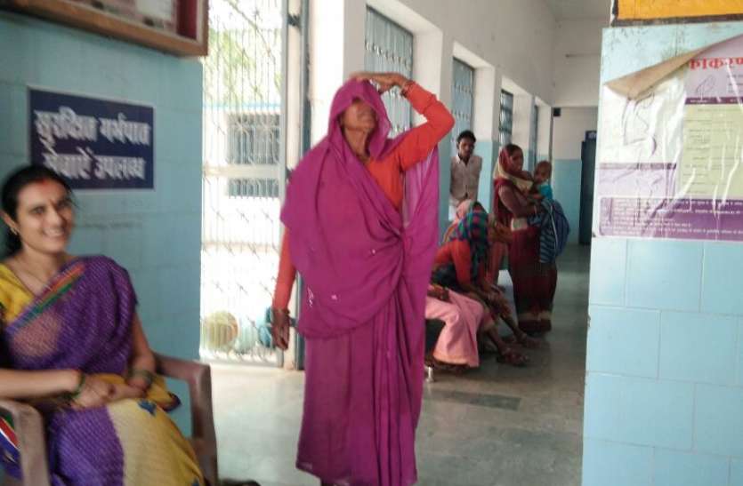 Doctors and staff not arrive at Women's Health Camp महिला स्वास्थ्य शिविर में नहीं पहुंचे डॉक्टर और स्टाफ