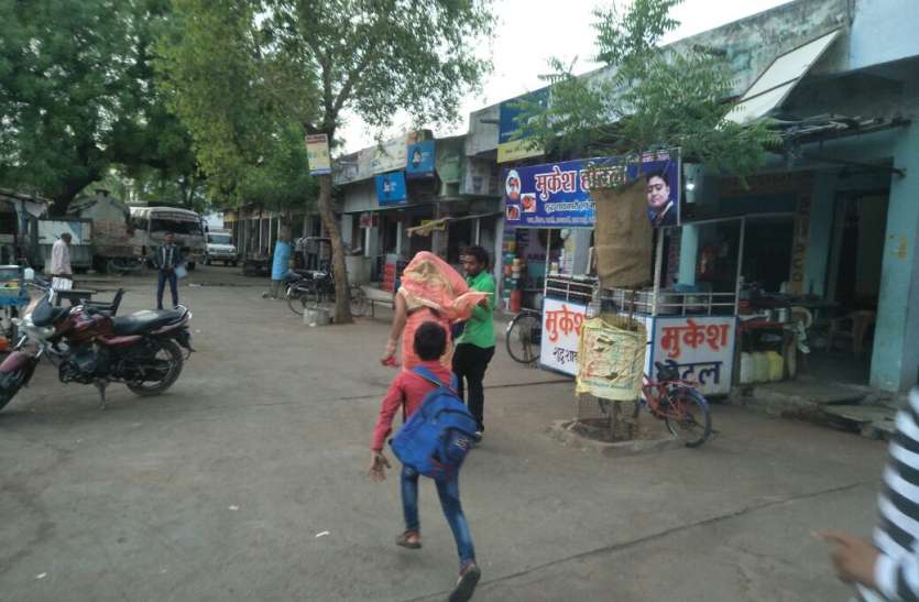 Woman beaten by tampered man छेड़छाड़ करने वाले युवक को महिला ने दौड़ा-दौड़ा कर पीटा
