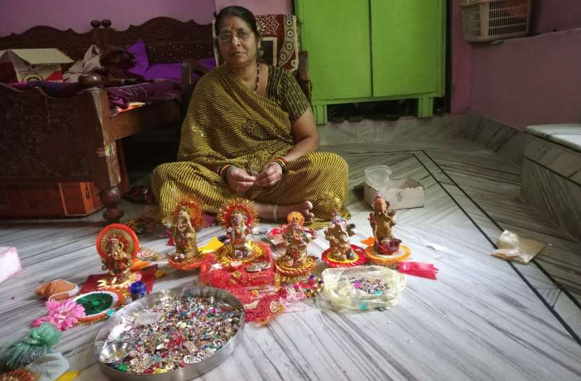 Girja Devi's hand-made gobar Ganesh marriage prayer गिरजा देवी के हाथ के बने गोबर गणेश बनते हैं विवाह रस्मों के साक्षी