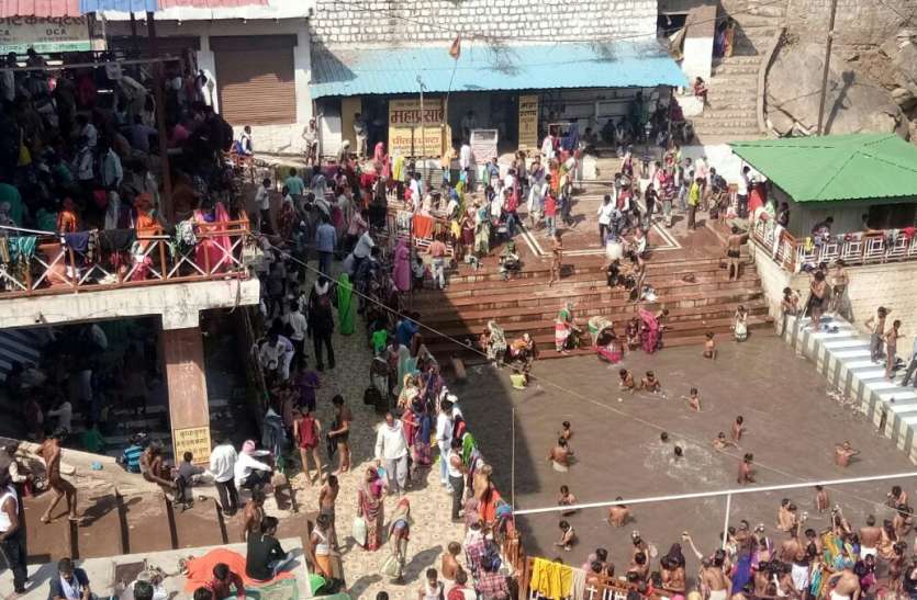 Somavati Amavasya Pilgrims arrive in Jatsashankar and Khajuraho सोमवती अमावस्या पर जटाशंकर और खजुराहो में पहुंचे हजारों श्रद्धालु