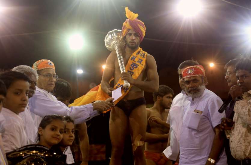 Commonwealth Games,wrestlers,Indian wrestlers,Dangal,mp wrestlers, दंगल में ‘दंगल’ : पुरुष केसरी के खिताबी मुकाबले में हुआ विवाद, सांसद व विधायक के सामने चले लात-घूंसे
