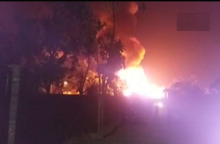 fire in residential area jabalpur एक चिंगारी कभी भी जला देगी पूरी बस्ती, खतरों के बीच हजारों घर