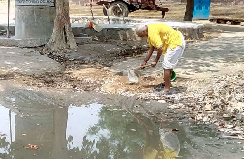 Sanitation clinic The elderly took the initiative to clean the village लड़खडा़ए कदम पर हौसले नहीं कम, गांव को साफ करने का उठाया बीड़ा