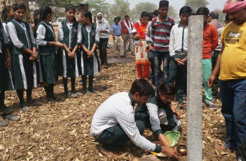plantation scheme in madhya pradesh india पहले के पौधे बने मवेशियों का आहार, अब नए रोपने की तैयारी