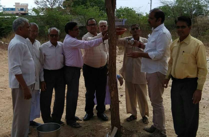 pratapgarh पक्षियों के लिए बांधे परिंडे