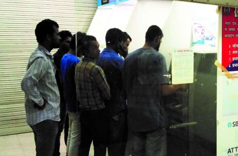 Angry young man broke ATM's screen एटीएम से पैसे नहीं निकले तो गुस्साए युवक ने तोड़ दिया मशीन का स्क्रीन