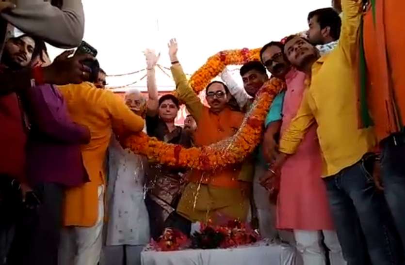 BJP Samrasta Bhoj by MP Priyanka Singh Rawat in Barabanki बीजेपी प्रदेश अध्यक्ष महेंद्र नाथ पाण्डेय का कांग्रेस पर करारा वार, कांग्रेस ने गढ़ा भगवा आतंकवाद जैसा शब्द