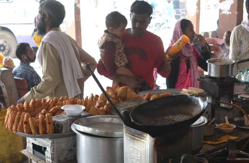 LOW QUALITY FOOD SELLING AT ALWAR BUS STAND अलवर केन्द्रीय बस स्टेण्ड पर मिल रही खाद्य सामग्री कर सकती है आपको बीमार, सफाई पर भी नहीं है ध्यान