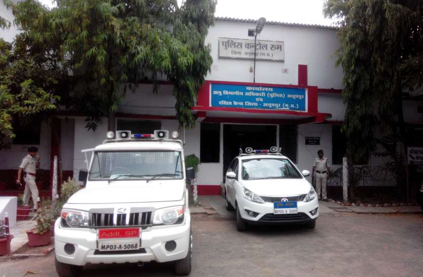 An unidentified man found hanging from a tree, police in the investiga पेड़ से लटका मिला अज्ञात युवक का शव, ग्रामीणों की सूचना पर जांच में पहुंची पुलिस