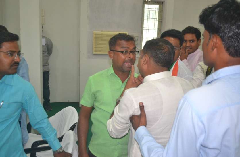 The councilor said the budget cut, the second councilor raised... पार्षद बोले महापौर ने काट दिया बजट, दूसरे पार्षद कुर्सी से उठे और शुरु हो गया...