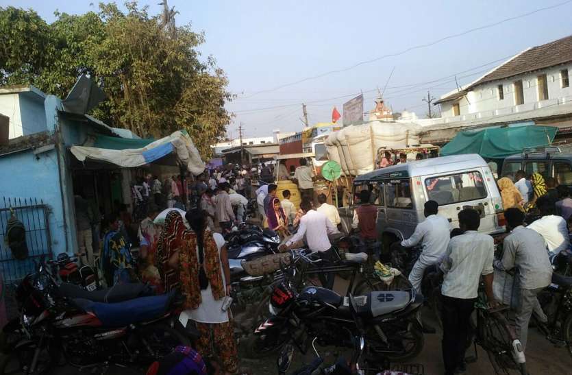 Jam बेतरतीब वाहनों से लग रहे जाम