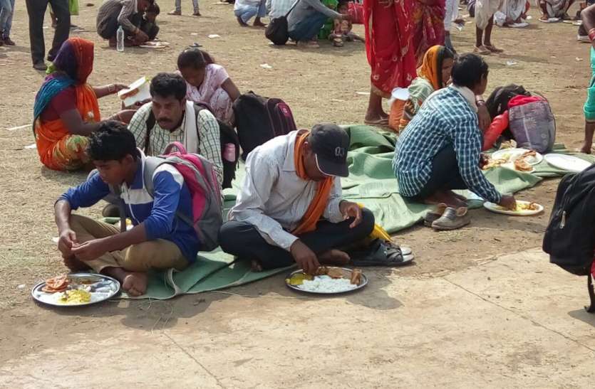 The clutter of the farmers' conference किसान सम्मेलन में अव्यवस्थाएं रही हावी