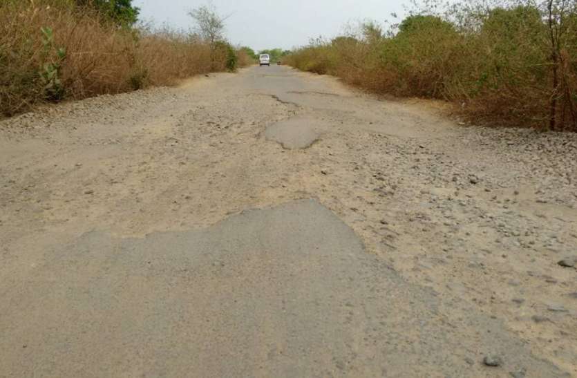 The road to Darasagar was shabby दारसागर की सड़क हुई जर्जर