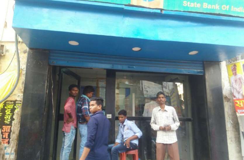 dozens of ATM made show-fees नोटबंदी जैसे हालात, दर्जनों एटीएम बने शो-फीस
