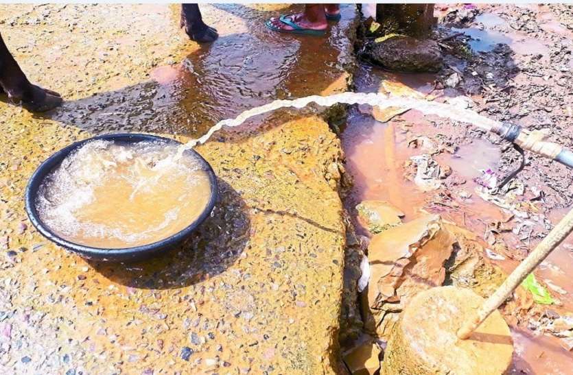 sawaimadhopur जलकुबेर माधोसिंहपुरा पी रहा 'जहर' गांव के पानी से तर हो रहा शहर, गांव के लोगों की पीड़ा नहीं सुन रही सरकार