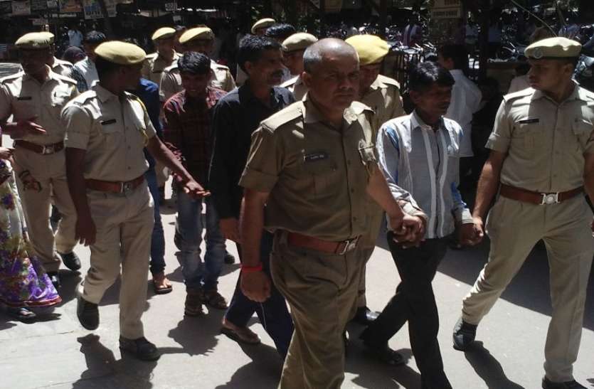 Crime news पहले ट्रैक्टर से कुचला, दम नहीं निकला तो तलवारों से काट डाला, तीन भाइयों समेत 6 हत्यारों को उम्र कैद