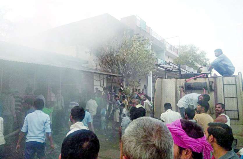two-storey building Fire erupted in satna व्यवसायी की दो मंजिला इमारत में भड़की आग, देखते ही देखते जल गई इतनी सारी दुकानें