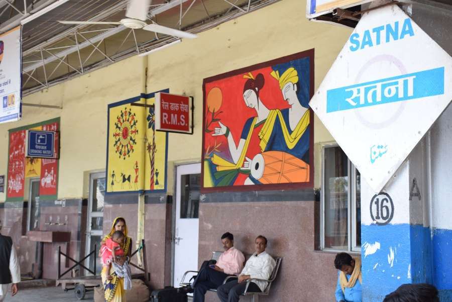 एमपी के इस रेलवे स्टेशन में चित्रकारों ने दिखाया हुनर, देखें इन तस्वीरों में एमपी के इस रेलवे स्टेशन में चित्रकारों ने दिखाया हुनर, देखें इन तस्वीरों में