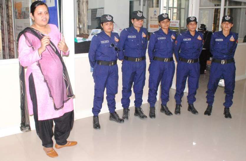 shakti dal 'छेड़छाड़ करे तो घबराएं नहीं, मोबाइल पर दें सूचना'