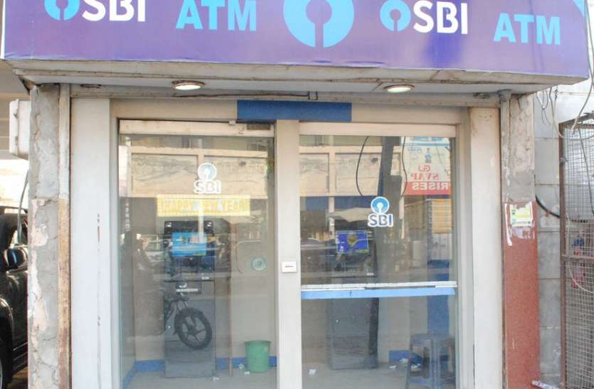atm एटीएम पर कैश खत्म, भटकते रहे उपभोक्ता