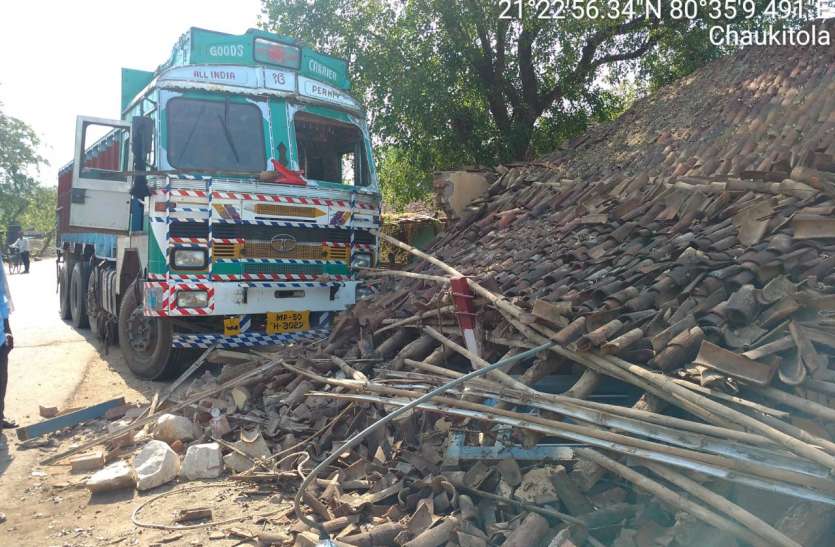 balaghat ट्रक ने वन जांच चौकी को किया छतिग्रस्त पौने तीन लाख की नुकसानी