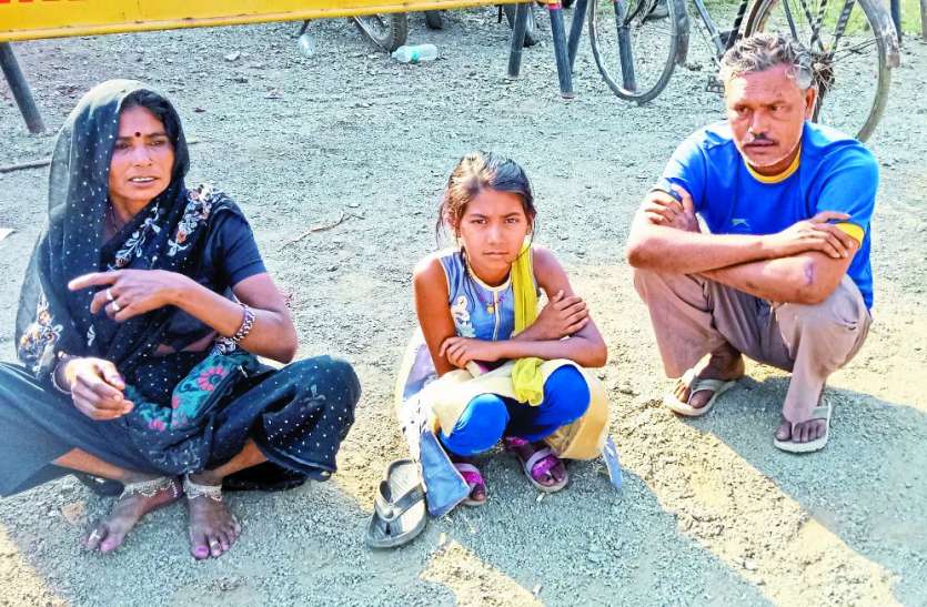 elderly couple suffer due to son and daughter in law carelessness बुढ़ापे में सहारे की बजाय अपनों से मिल रही दुत्कार, बुजुर्ग माता-पिता बेटे-बहू से परेशान