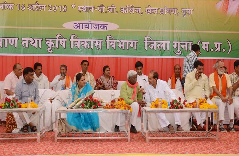 kisaan sammelan बुलाये थे 1500 किसान, आएं केवल 200