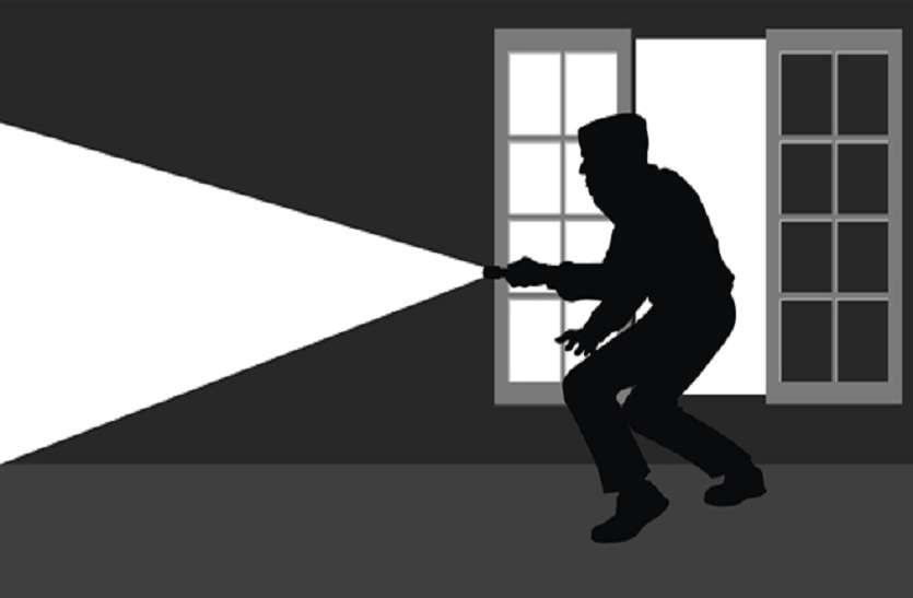 nearly 1.5 crore worth valuable theft from bussinesman house बिजनेसमैन के घर से डेढ़ करोड़ का माल पार