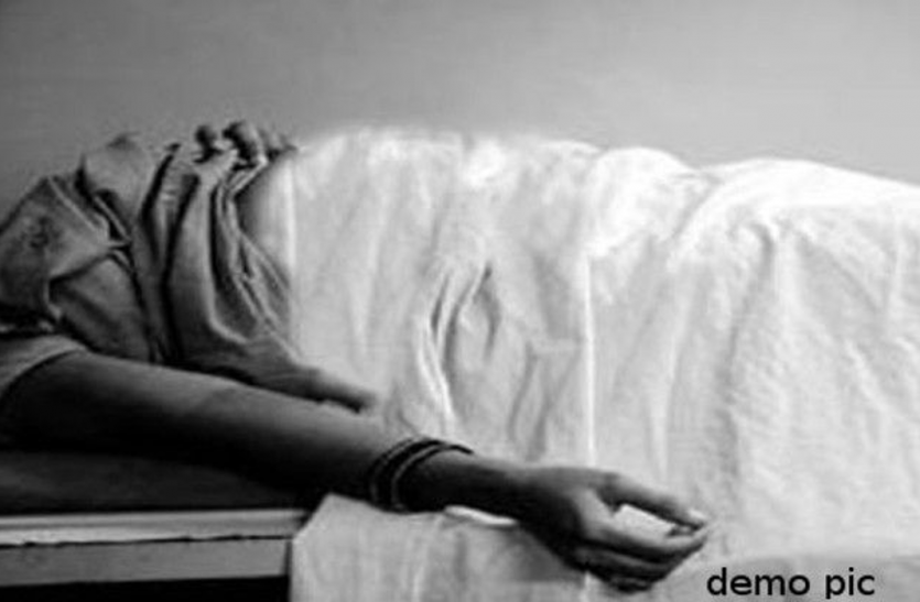 No action against fake doctor in Pregnant woman death case Unnao झोलाछाप डॉक्टर के चलते गई गर्भवती महिला की जान, पति की दबंगई के सामने डीएम का आदेश भी पड़ा छोटा