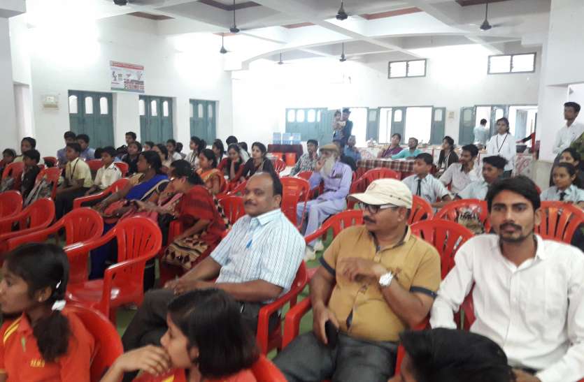 balaghat शिक्षक संघ ने १९ को मांगों को लेकर ज्ञापन सौंपने का लिया निर्णय