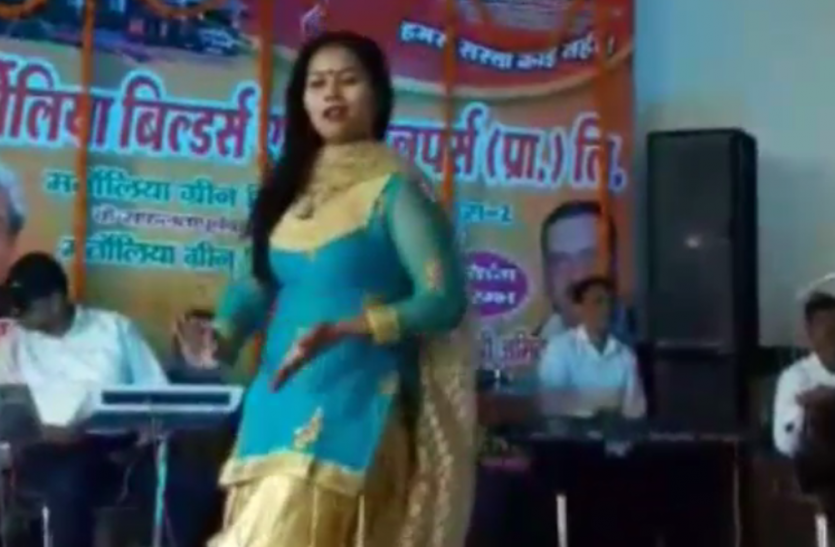 Builder organise cabre dance for selling flats Kanpur UP news लड़की के ठुमकों पर इस बिल्डर ने बेंच डाले अपने फ्लैट्स, बड़े-बड़े लोगों ने चुटकी बजाते खरीदा, सपा विधायक भी पहुंचे