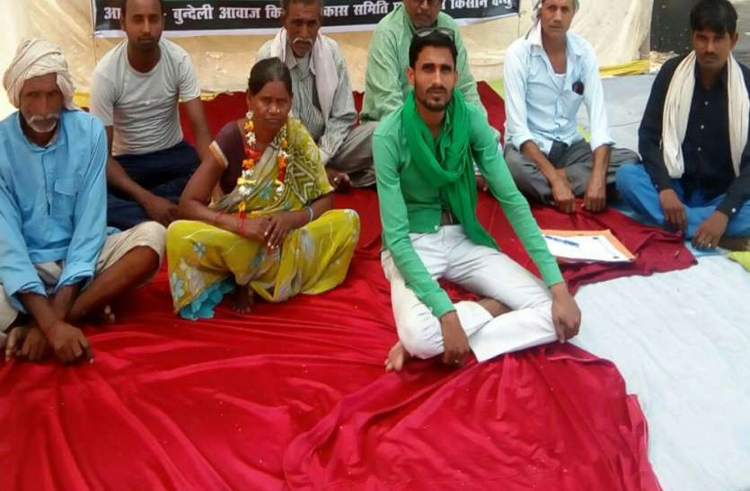 Farmers protest for water in Chitrakoot UP news पेयजल समस्या को लेकर किसानों ने शुरू किया क्रमिक अनशन