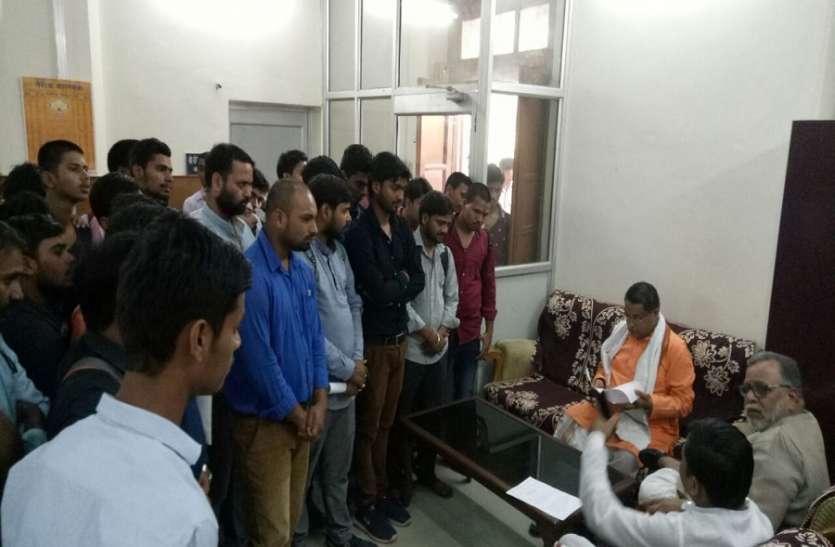 संकाय प्रमुख से मिलते छात्र ये है देश की तीसरे नंबर की यूनिवर्सिटी, मेस के लिए लेते हैं सर्विस चार्ज पर नहीं मिलता खाना