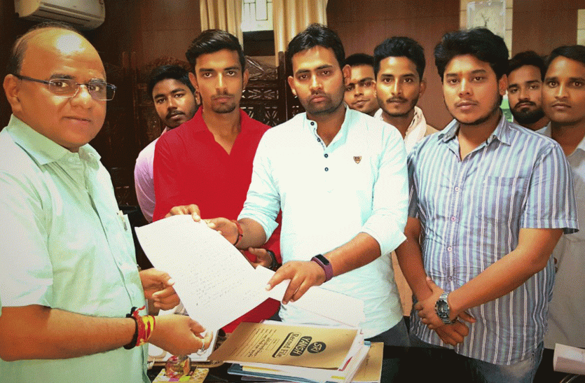 ABVP gave memorandum to Pro Manoj Dikshit Awadh University ABVP ने कुलपति को सौंपा ज्ञापन भ्रष्ट मूल्यांकन व्यवस्था बदलने की मांग की