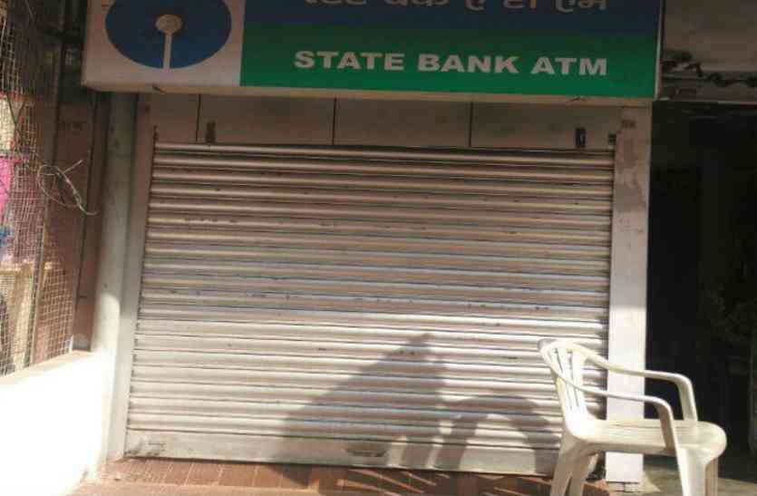 ATM बैंक के ATM खाली, कैश की भारी किल्लत, आगराइट्स परेशान, देखें वीडियो