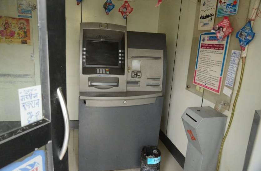 atm cash crisis no money in atm on the day before akshay tritiya 2018,akshaya tritiya 2018 date and time,bjp news,BJP MP BJP,atm near me,crush atm,atm crisis ,cash crisis in india,atm cash crisis,cash crunch crisis in jabalpur,cash crunch crisis in mp,no cash in atms in mp,no cash in atms in jabalpur,Jabalpur, cashless atm: बिटिया की शादी के पहले रुपयों के लिए भटके लोग, खतरें में खरीदी