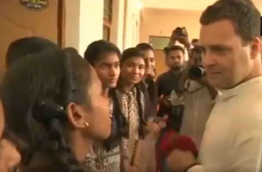 Girls student asked question to rahul gandhi in amethi up लड़कियों ने राहुल गांधी से किए सवाल, जानें - जवाब में क्या कहा
