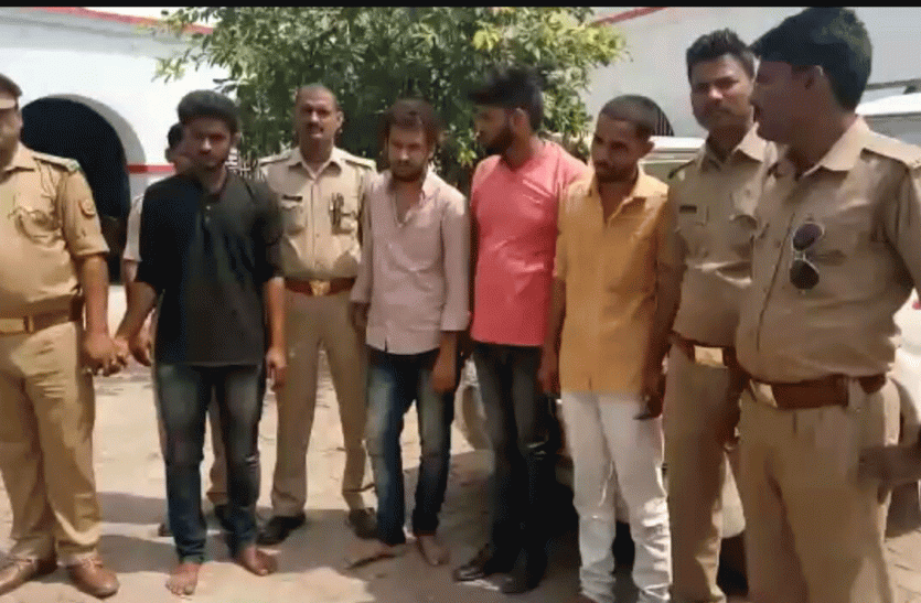 Ayodhya police have arrested robbers In Raunahi Toll Plaza गोरक्षक दल का सदस्य बन लूट की वारदात को अंजाम देने वाले लुटेरे गिरफ्तार