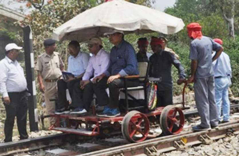 Inspection आजमगढ़ पहुंचे रेलवे के एडीआरएम, निमार्ण कार्य में हो रही देरी पर कही ये बात