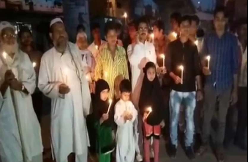banda यहां गैंगरेप कांड के विरोध में निकाला गया कैंडल मार्च