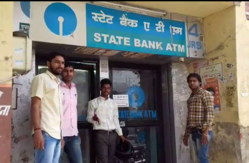 Cash crunch देश के कई शहरों में नोटबंदी जैसे हालात, ATM खाली, बैंकों में लगी कतारें