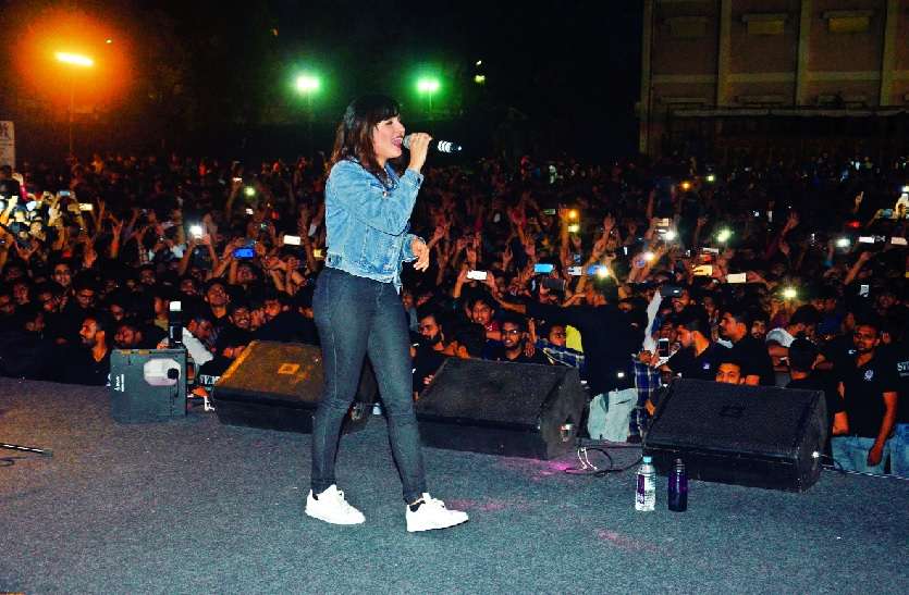indore सिंगर शर्ली सेठिया के लाइव कांसर्ट में ५ हजार स्टूडेंट्स ने किया डांस