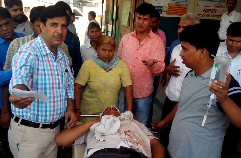 bharatpur accident धौलपुर से भरतपुर आ रही नगर निगम आयुक्त की गाड़ी टकराई, पत्नी आैर चालक की माैके पर ही माैत