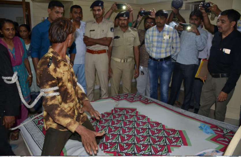 Reconstruction of the accused रिकंस्ट्रक्शन के बाद आरोपियों का जुलूस निकाला