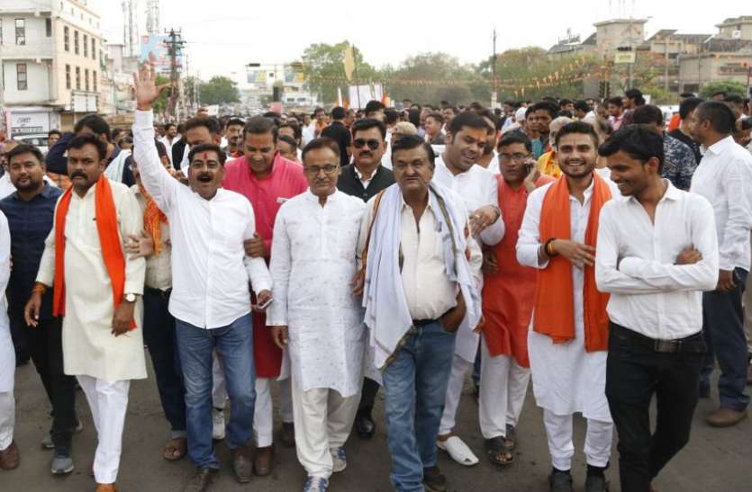Brahman Ekta Manch took out the grand procession in parshuram jayanti,parshuram kund history,parshuram kund history in hindi,parshuram jayanti 2018 date,parshuram jayanti 2018 holiday,parshuram jayanti 2018 holiday in up,Jabalpur, परशुराम जयंती: ब्राम्हण एकता मंच ने निकाली भव्य शोभायात्रा
