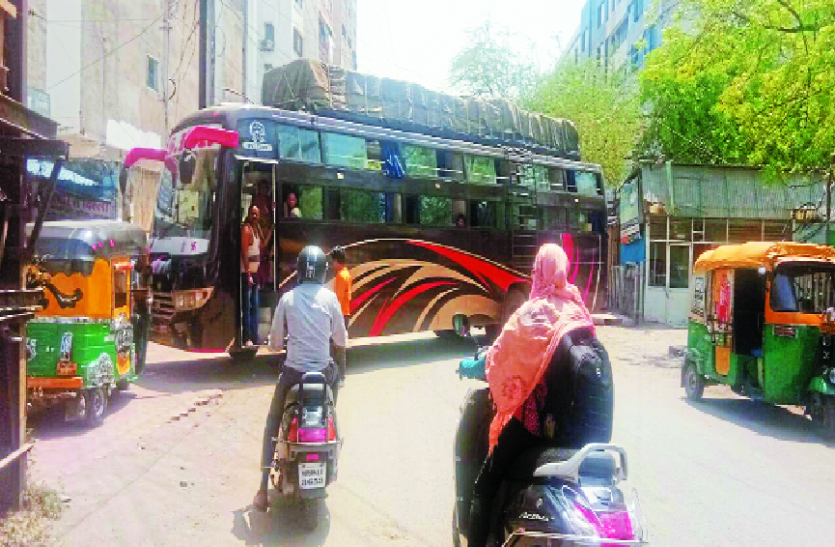 Indore News शादी-ब्याह, छुट्टी के सीजन में बस वालों ने फिर मचाई लूट