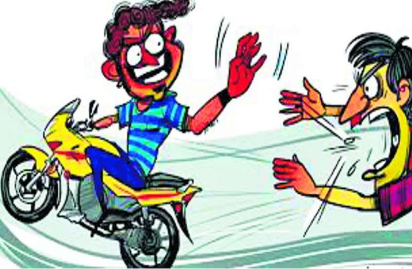The youth robbed the ring and rupees पुलिस की असंवेदनशीलता एेसी कि लूट के शिकार 74 वर्षीय वद्ध को भी नहीं छोड़ा