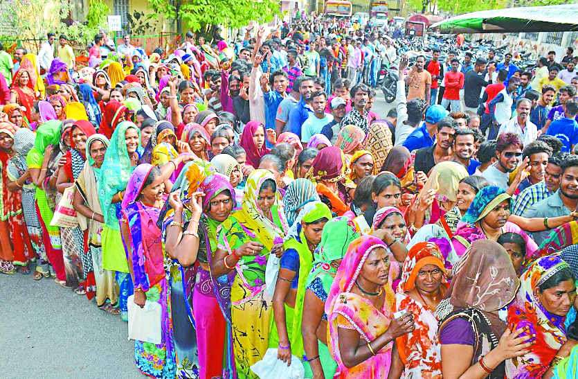 bhilwara, bhilwara news, Recruitment of cleaners in bhilwara, Latest news in bhilwara, Bhilwara News in hindi, Hindi News in bhilwara, Latest hindi news in bhilwara सफाईकर्मियों के 320 पद, पहले दिन फार्म लेने आए हजारों लोग