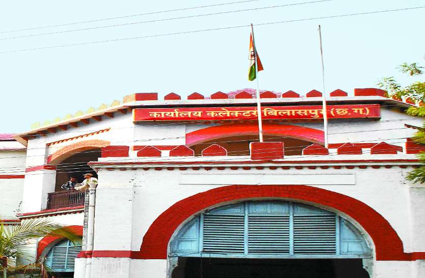 Collectorate छावनी के लिए जमीन गई, मुआवजा अब तक नहीं मिला अतिक्रमण हटाने का आवेदन लेकर पहुंचे ग्रामीण
